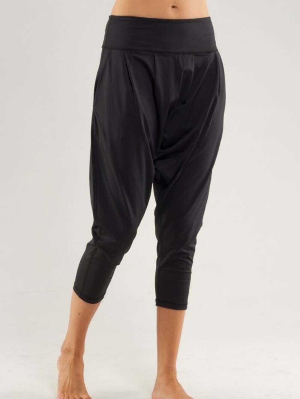 Euc Sz 6 lululemon athletica Black Cropped Harem Capris